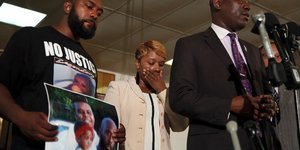 Εξι σφαίρες δέχθηκε ο νεαρός που πυροβόλησε αστυνομικός στο Φέργκιουσον