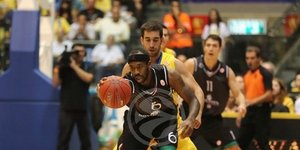 Εκπληκτικό τρίποντο πίσω από το κέντρο του γηπέδου [βίντεο]