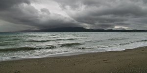 Καλοκαιρινός καιρός με συννεφιά και βροχοπτώσεις