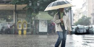 Έντονες βροχές και καταιγίδες σε όλη τη χώρα με μικρή πτώση της θερμοκρασίας
