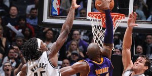 Εκπληκτικό κάρφωμα του Μπράιαντ μπροστά σε δύο αντιπάλους [βίντεο]