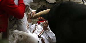 Δάσκαλε που δίδασκες: Εγραψε οδηγό επιβίωσης από τους ταύρους στην Παμπλόνα