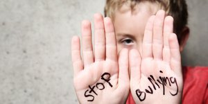 «Οι σπασίκλες αντεπιτίθενται» - Το βίντεο κατά του bullying που κάνει θραύση στο