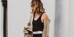 Γυναίκα ποζάρει στον φακό/Φωτογραφία Ιnstagram @_hollyt
