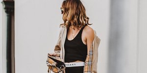Γυναίκα ποζάρει στον φακό/Φωτογραφία Ιnstagram @_hollyt