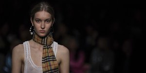 Μοντέλο του Οίκου Burberry /Φωτογραφία: AP/Vianney Le Caer