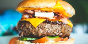 Ενα λαχταριστό μπέργκερ/ Φωτογραφία: Unsplash/ Erik Odiin