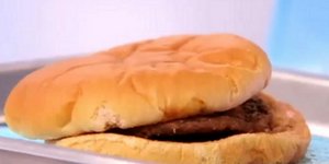 Τραγικό: Ενα χάμπουρκγερ από το 1999 που δείχνει εντελώς φρέσκο [βίντεο]