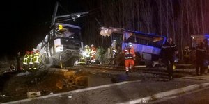 Νεκροί 4 μαθητές σε σύγκρουση τρένου με σχολικό λεωφορείο (Φωτογραφία: AP)