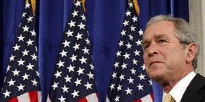 Εταιρεία εσωρούχων έστειλε μποξεράκια με τη σημαία των ΗΠΑ στον Τζόρτζ Μπους [ει