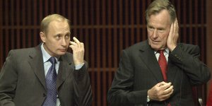 Τζορτζ Μπους ο πρεσβύτερος- Βλαντιμίρ Πούτιν/ Φωτογραφία: AP