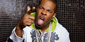 Διάσημος ράπερ έσπασε τα μούτρα του πέφτοντας από τη σκηνή [βίντεο]