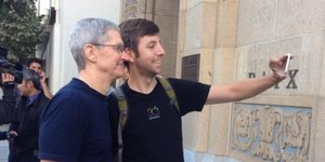 H έκπληξη του Τιμ Κουκ -Ο CEO της Apple στήθηκε στην ουρά για το νέο iPhone [εικ