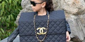 Ντύνουν τα παιδιά τους τσάντες Chanel και τα παίρνουν από το χέρι [εικόνες]