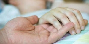«Λύγισε» ο ΕΟΠΥΥ: Η απεργία πείνας του πατέρα έσωσε την τετραπληγική Μαρία