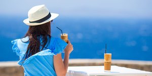 Μια γυναίκα απολαμβάνει τον καφέ της