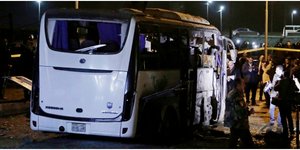 Τρεις νεκροί και 12 τραυματίες από βόμβα που εξερράγη δίπλα σε τουριστικό λεωφορείο στο Κάιρο-Φωτογραφία: AP Photo/Nariman El-Mofty