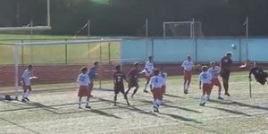 Απίστευτο γκολ ποδοσφαιριστή που αγωνίζεται με το ένα πόδι [βίντεο]