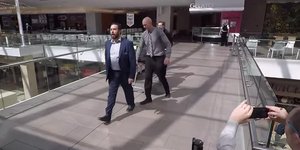 Αστυνομικοί μεταφέρουν τη σορό του άνδρα (Φωτογραφία: YouTube)