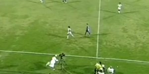 Απίθανο τακουνάκι από καμεραμάν σε αγώνα στο Ομάν [βίντεο]