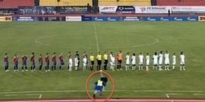 Καμεραμάν «έφαγε» τα μούτρα του μπροστά στους παίκτες [βίντεο]