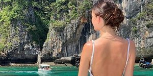 Η Καμίλα Μορόνε στην διάσημη παραλία. Φωτογραφία: Instagram 