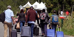 Πρόσφυγες από τις ΗΠΑ περνούν στον Καναδά (Φωτογραφία: ΑΡ)
