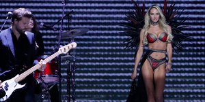 Φωτογραφία: AP/ Η Candice Swanepoel εμφανίστηκε με πλάκα κοιλιά στην Victoria Secret και τώρα ανακοινώνει πως είναι έγκυος [εικόνες]