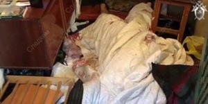 Η σορός του θύματος στον τόπο του εγκλήματος (Φωτογραφία: YouTube)