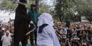 Φωτογραφία αρχείου ανάλογης τιμωρίας γυναίκας στο Άτσεχ της Ινδονησίας (Φωτογραφία: ΑΡ)