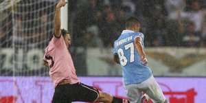 Εστειλε την μπάλα στο «παράθυρο» της εστίας με εντυπωσιακό σουτ [βίντεο]