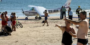 Χάος σε παραλία στην Πορτογαλία μετά την αναγκαστική προσγείωση αεροσκάφους (Φωτογραφία: ΑΠΕ/ EPA/ANDRE KOSTERS)