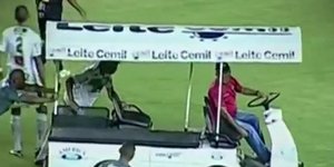 Το όχημα των πρώτων βοηθειών «έμεινε» στον αγωνιστικό χώρο [βίντεο]