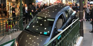 Το αυτοκίνητο έκλεισε τελείως την είσοδο του μετρό στο Παρίσι. Φωτογραφία: Twitter