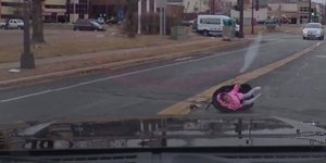 Ενα 2χρονο κορίτσι δεμένο στο κάθισμα αυτοκινήτου στη μέση του δρόμου. Φωτογραφία: YouTube