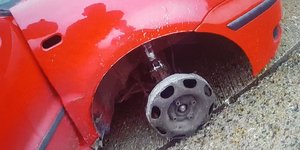 Το αυτοκίνητο χωρίς το ελαστικό. Φωτογραφία: Twitter