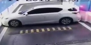«Σφηνωμένο» ανάμεσα σε δύο τοίχους. Φωτογραφία: YouTube