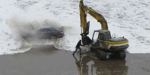 Το χειρότερο παρκάρισμα όλων των εποχών -Το άφησε στην αμμουδιά