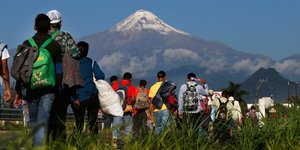 καραβάνι με μετανάστες/Φωτογραφία: AP