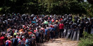 καραβάνι με μετανάστες/Φωτογραφία: AP