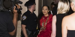 Η Cardi B αποχωρεί από το πάρτι έπειτα από τον καβγά (Φωτογραφία: AP/ Charles Sykes)