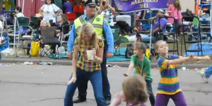 Αστυνομικός παρατάει το πόστο του και χορεύει με τους καρναβαλιστές [βίντεο]