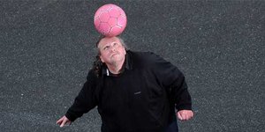 Οι «μαγικές» ικανότητες ενός υπέρβαρου με την μπάλα στα πόδια [βίντεο]