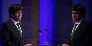 Ο πρωθυπουργός της Καταλονίας κατά τη σημερινή συνέντευξη τύπου (Φωτογραφία: ASSOCIATED PRESS) 