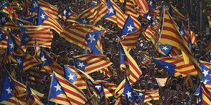 Περισσότεροι από ένα εκατ. Καταλανοί ξεχύθηκαν στους δρόμους της Βαρκελώνης ζητώ