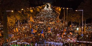 Πλημμύρισαν οι δρόμοι της Βαρκελώνης από διαδηλωτές. Φωτογραφία: AP /Emilio Morenatti