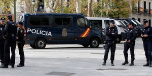 Μέχρι το Σάββατο θα έχει ολοκληρωθεί η απόσυρση των Ισπανών αστυνομικών (Φωτογραφία: ΑΡ)