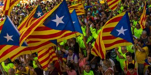 Καταλανοί σε διαδήλωση υπέρ της ανεξαρτησίας. AP Photo/Francisco Seco