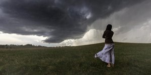 Η καταιγίδα και εκείνη-Μαγικές φωτογραφίες με μία γυναίκα μπροστά στην τρομακτικ