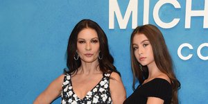 Η Κάθριν Ζέτα Τζόουνς με την κόρη της